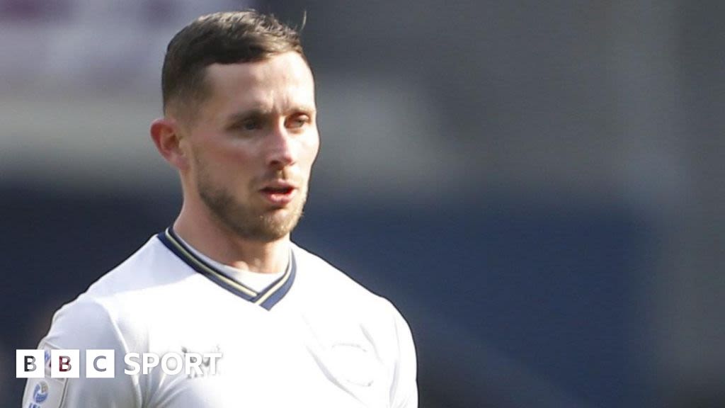 Alan Browne: Sunderland sign ex-Preston captain on three-year deal