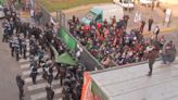 Protesta y tensión por despidos en el Estado: la policía contiene a los manifestantes que buscan cortar la calle