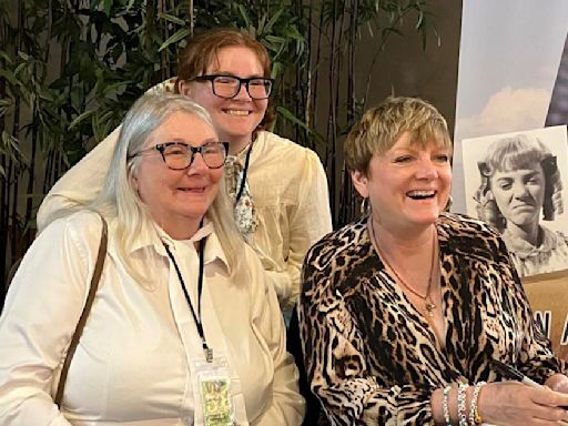 WATCH: Fans wait for their chance to meet cast members from 'Little House on the Prairie' in Lancaster