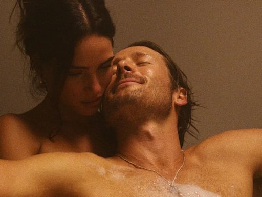 Glen Powell y Adria Arjona intercambiaron fotos sexys en preparación para sus escenas íntimas