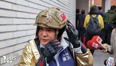 「金門坦克」全副武裝！陳玉珍披戰衣拚國會改革 曝對決王美惠