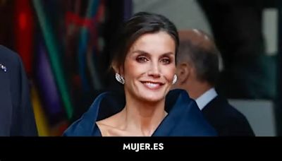 La reina Letizia modifica su vestido para adaptarse a la etiqueta de su último evento en los Países Bajos