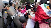 Deudos de asesinados en protestas contra presidenta de Perú amanecen frente al Palacio de Justicia