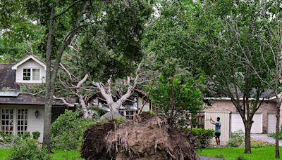 7 dead in Houston area after storms, 100-mph winds