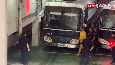 台北地檢署今三度提訊 柯文哲下車露出一抹微笑 - 自由電子報影音頻道