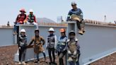 Mujeres mexiquenses participan con trabajo y esfuerzo en construcción del Trolebús Chalco-Santa Martha