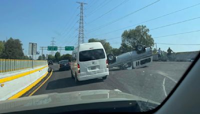 ¡Hasta una llanta perdió! Camioneta termina volteada tras accidente en autopista México-Cuernavaca