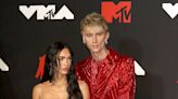 Neues Musikvideo von MGK: Megan Fox verwirrt mit Babybauch