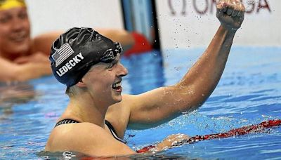 Ledecky inaugura la piscina metiendo miedo antes de la “carrera del siglo”