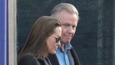 El padre de Angelina Jolie, Jon Voight, contra su hija por su posición política: "Ha sido influenciada"