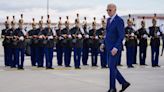 Biden llega a Francia para el aniversario del Desembarco de Normandía