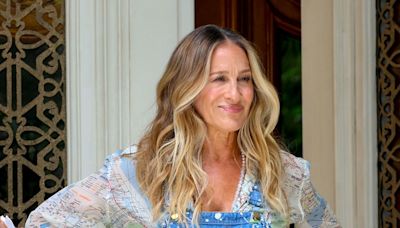 Carrie Bradshaw’s Latest Outfit May Hold A Deeper Meaning For 'AJLT' Season 3