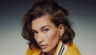 Hailey Bieber modela y presume su baby bumb en portada de revista