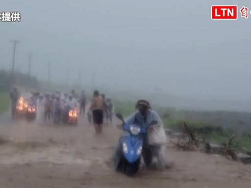 雨彈爆襲蘭嶼 遊客「勇渡黃河」（阿樂本提供） - 自由電子報影音頻道