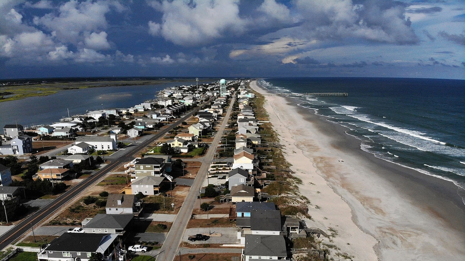 Shark bites 14-year-old boy on leg at North Carolina beach: Police