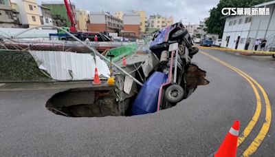 疑豪雨掏空建案基地！ 水泥車灌漿整車跌落坑洞