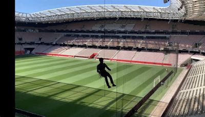 EN IMAGE - Les secouristes en montagne s'entraînent sur le toit du stade Allianz Riviera de Nice avant les JO