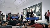 Manifestantes se fazem de mortos diante de pintura de guerra de Picasso em protesto contra cúpula da Otan