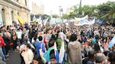 Masiva concentración y abrazo simbólico en defensa de la universidad pública en Santa Fe