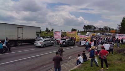 Manifestantes desquician la federal y autopista Puebla- México, altura Santa Rita Tlahuapan