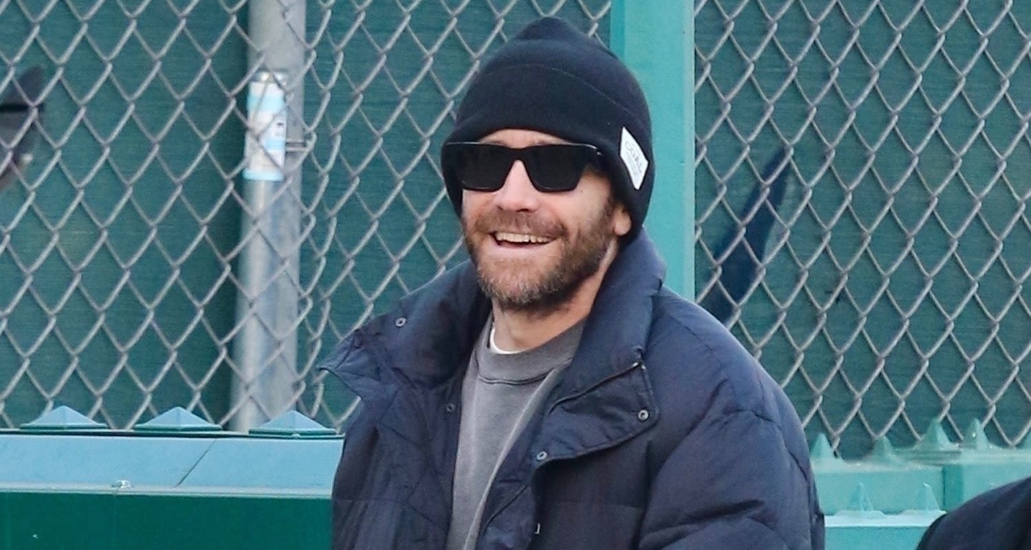 Jake Gyllenhaal Picks Up Pizza & Snacks During Day Out in NYC