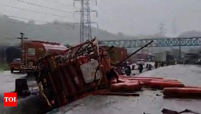 Truck carrying hydrogen gas cylinders overturns, explodes on Mumbai-Ahmedabad highway; traffic disrupted | Thane News - Times of India