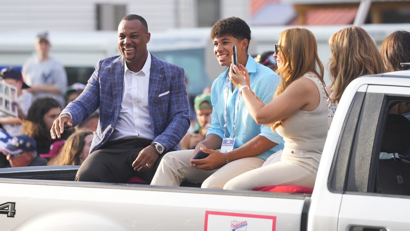 Texas Rangers Legend Adrián Beltré Salutes Fans During Hall Of Fame Induction Speech