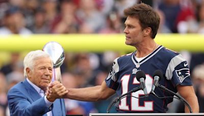 Robert Kraft savagely roasts Tom Brady with Raiders, Jimmy Garoppolo joke | Sporting News