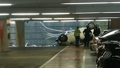 Día de furia: un hombre se lanza con su coche por el cuarto piso de un parking y después apuñala a sus padres y se arroja al vacío