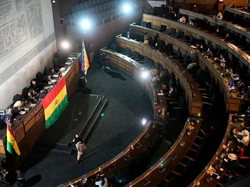 El Congreso de Bolivia aprobó el cese del mandato de altos magistrados en una polémica sesión que comenzó a oscuras