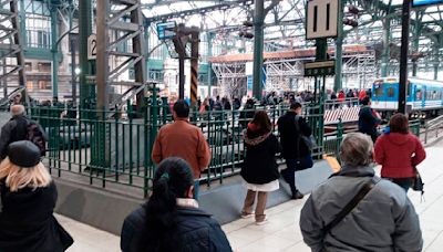 Caos en el tren Roca por la reducción de frecuencias | Andenes abarrotados y colectivos alternativos