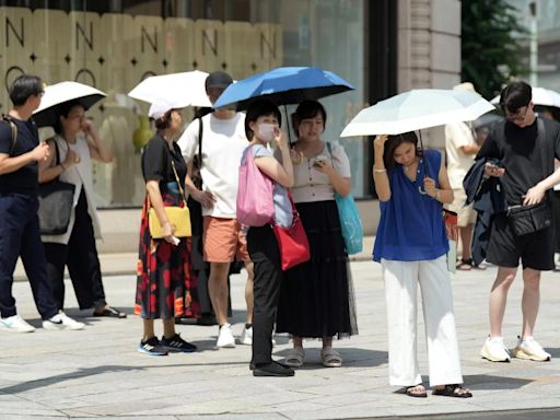 日本熱歪！福岡飆至39.5度…鐵軌烤到變形「冰敷急救」 東京7月破百人被熱死