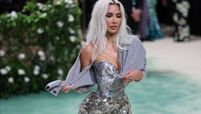 Critican vestido de Kim Kardashian en la Met Gala "¿cuántas costillas se quitó para caber ahí?"