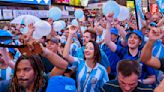 El colorido de las barras argentinas toma Times square