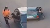 El robo más miserable que podrás ver: le quitan su scooter en pleno movimiento