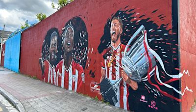 El artista amateur que creó el exitoso mural de Iñaki y Nico Williams en Barakaldo lo amplía con Iker Muniain