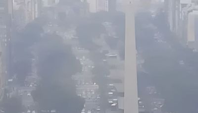 “Se hará más denso a medida que transcurra el día”: el humo llegó a la ciudad de Buenos Aires y la alerta se amplía a 15 distritos