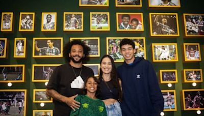 Marcelo visita museu do Fluminense com a família: 'Arrepiado'