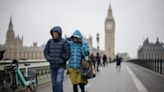 La nieve y el frío llegan al Reino Unido mientras persisten las inundaciones