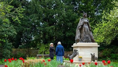 Elisabetta II e i corgi: prima statua per la regina dei record. Re Carlo le renderà omaggio ad Ascot