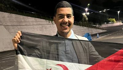 El activista saharaui retenido en el aeropuerto de Bilbao queda en libertad y no será deportado por ahora