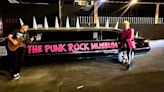 Supla e João Suplicy são os primeiros brasileiros a fazer show no The Punk Rock Museum
