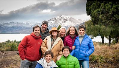 Cuatro matrimonios conviven en un pueblito patagónico y crearon un emprendimiento turístico