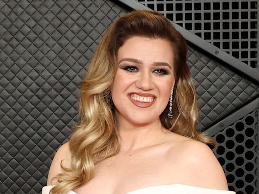 Kelly Clarkson walks effortlessly in sky high platform heels for perfect 70s vibe