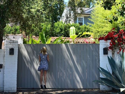 A couple are in a fight with LA over their right to destroy the home that Marilyn Monroe died in