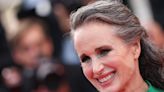 Andie MacDowell dice que su cabello gris ha hecho que su vida amorosa sea “mejor”