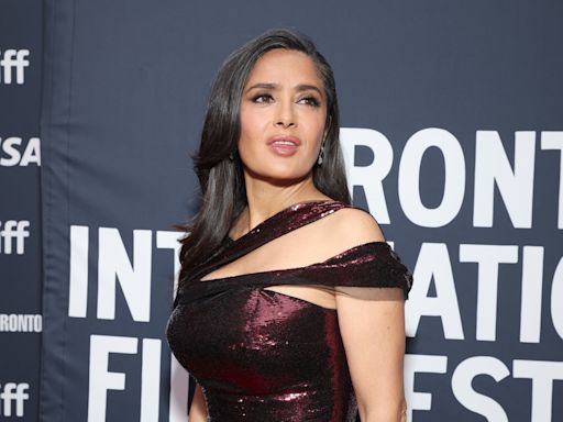 Salma Hayek se roba todas las miradas con vestido de lentejuelas en el estreno de 'Without Blood'