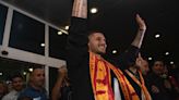 Unos 30.000 hinchas recibieron a Mauro Icardi y a Wanda Nara en Estambul antes de firmar su vínculo con Galatasaray tras dejar el PSG