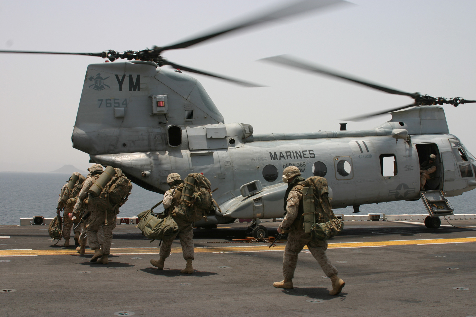 Description Marines CH-46 Helicopter.jpg