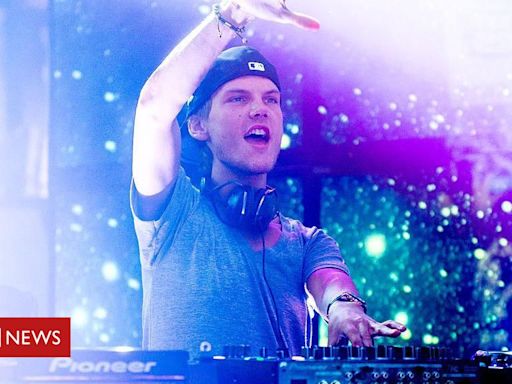 DJ Avicii: A luta do pai do jovem para superar a morte: 'Às vezes, fico bravo com ele. Por que nos deixou?'